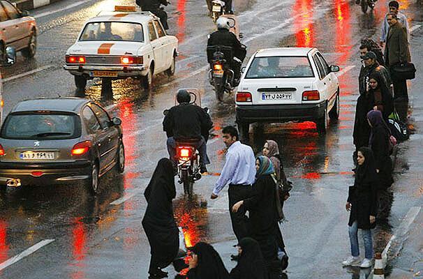 برخورد با تاکسی های غیر فعال در روزهای بارانی ؛ به 1888 خبر دهید